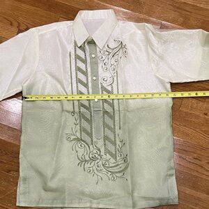 Barong Tagalog Men's light green Embroidered Shirt. Brand new